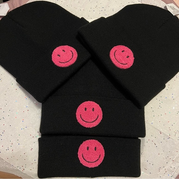 Cedarwood Threads Womens Warm Cozy Black Pink Smiley Face Winter Beanie Hat - Picture 12 of 14